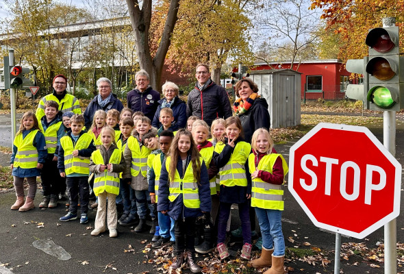 Warnwesten 2025 mit Kindern und Schild